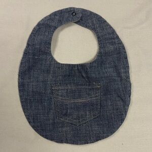 🐥 GAP - NWOT - Chic Denim Baby Bib with Pocket